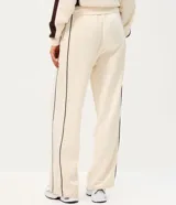 Pantalón de corte recto color negro con tiras laterales blancas en contraste. Cuenta con cintura elástica y cordón ajustable.