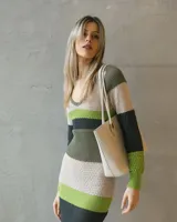 Vestido midi de tejido de punto con silueta ajustada, escote en V y mangas largas. Presenta un diseño de rayas horizontales en tonos verde oliva, gris, nude y verde lima con texturas variadas.