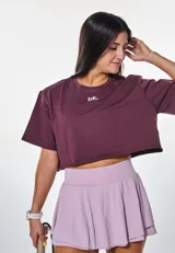 Remera corta color borgoña, de algodón y corte oversize, con logo 'bk.' estampado en el frente.