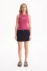 Musculosa de rib de algodón color fucsia, de calce ajustado, con escote redondo y bordado delantero con texto.