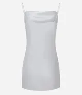 Vestido corto blanco de satén con breteles finos y escote drapeado.