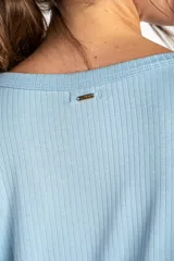 Remera celeste de punto canalé, corte holgado y mangas cortas.