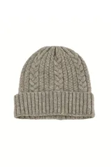Gorro tipo beanie de punto con diseño de ochos y borde acanalado doblado.