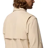 Camisa de aventura Columbia modelo Silver Ridge Utility, color beige, de manga larga con opción de arremangado, cuello clásico, bolsillos frontales con solapa y cierre de velcro, y tecnología de protección solar y absorción de humedad.