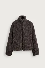 Cazadora relaxed fit de tejido con efecto borreguillo color gris oscuro, con cuello subido, manga larga, bolsillos de vivo en la cadera y cierre frontal de cremallera.