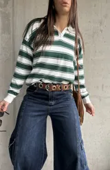 Sweater liviano de punto con diseño a rayas horizontales en color verde y blanco, cuello polo con solapa y mangas largas.