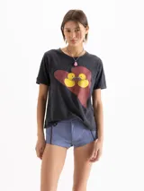 Remera gris oscuro con efecto acid wash, corte clásico, mangas cortas y cuello redondo. Cuenta con una estampa frontal de un corazón rojo con dos patitos amarillos besándose.
