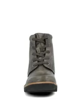 Botin de estilo urbano con cordones, confeccionado en material sintético color gris oscuro. Presenta taco cuadrado y suela de goma con relieve para mayor tracción.