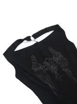 Top negro de corte ajustado con escote drapeado y diseño frontal de alas realizado en strass. Presenta un diseño sin mangas con tirantes finos.