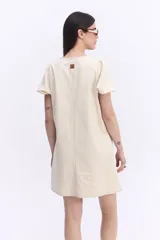 Vestido corto negro con escote en V, mangas cortas abullonadas, silueta suelta y costuras visibles en el frente y la espalda.