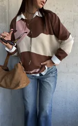Sweater de punto con diseño de bloques de color en tonos chocolate, rosa y beige, de corte oversize y cuello redondo.