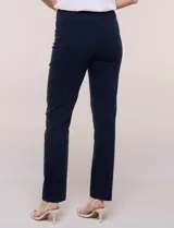 Pantalón de vestir negro con silueta recta y corte entallado, confeccionado en tejido elástico con nervadura central vertical. Cuenta con cintura ancha de soporte y panel de malla interna modeladora.
