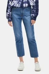 Jeans de tiro alto color azul, de corte recto y largo cropped.