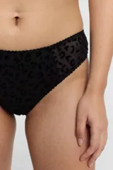 Bombacha tipo bikini de tiro bajo confeccionada en microtul con estampado flock animal print. Presenta paneles laterales de tul transparente y refuerzo interior de algodón.