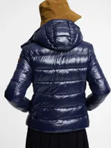 Campera puffer azul marino con capucha desmontable, cuello alto y cierre frontal con cremallera.