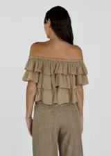 Top corto de estilo off-shoulder con diseño de volados en capas, confeccionado en tela liviana con textura.