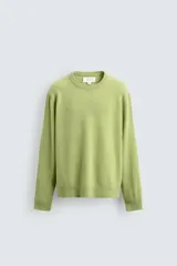 Sweater de punto relaxed fit confeccionado en hilatura con mezcla de lana y fibra de alpaca, de color verde, cuello redondo y manga larga, con acabados en rib.