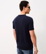 Remera de algodón texturizado color azul marino, de manga corta y cuello redondo, con diseño de punto tipo cable en el frente.