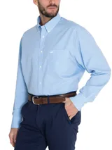Camisa de manga larga para hombre, marca RKF, modelo WF PB, color calipso con diseño a cuadros pequeños. Tiene cuello abotonado, bolsillo en el pecho con logo bordado y tecnología wrinkle-free. Producto de calce holgado.