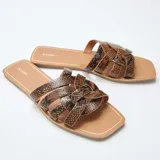 Sandalias planas marrones con diseño de tiras cruzadas y estampado efecto piel de serpiente, punta cuadrada y suela baja.