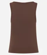 Musculosa ajustada de color marrón oscuro, con cuello redondo y sisas tipo racerback.