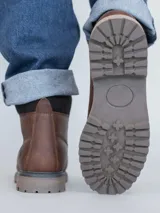 Bota de cuero negra Hush Puppies modelo Negam, con ajuste de cordones, suela de goma y membrana interior resistente al agua.