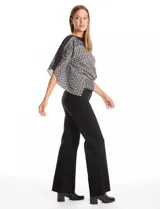 Blusa de gasa con estampado geométrico en tonos negro y gris. Presenta un diseño de mangas tipo dolman o japonesas, cuello recto y cintura elastizada con detalle de punto smock.