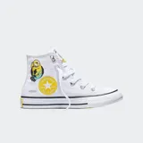 Championes Converse Chuck Taylor All Star de lona blanca, de caña alta, con detalles inspirados en los Minions, incluyendo estampado lateral, parche All Star amarillo en el tobillo y suela exterior amarilla.