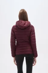 Campera puffer negra de nylon, con cierre frontal y cuello alto.