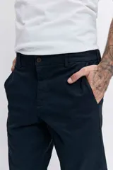 Pantalon tipo chino de corte recto, color azul marino, con bolsillos laterales y cierre frontal.