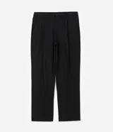 Pantalón de sastrería color negro, de corte recto y fluido. Presenta cintura estructurada con trabillas, cierre frontal con botón y cremallera, pliegues delanteros y bolsillos laterales funcionales.