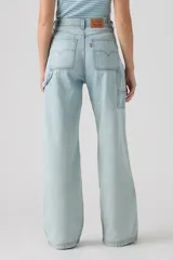 Pantalón de jean estilo baggy carpenter en color celeste claro, con corte ancho y bolsillos utilitarios.