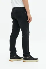 Pantalón de jean negro de corte recto y tiro medio, con bolsillos delanteros y traseros, y presillas para cinturón. Confeccionado en algodón y spandex.