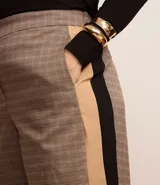 Pantalón de vestir de corte recto con estampado pied de poule y rayas contrastantes en los laterales. Cierre tradicional con botón y cremallera. Confeccionado con buenas prácticas ambientales.