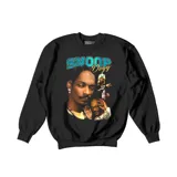 Buzo de cuello redondo y manga larga, color negro, con estampado gráfico frontal de Snoop Dogg y tipografía estilo retro.