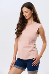 Musculosa de algodón color beige, de corte clásico con cuello redondo y diseño liso.