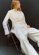 Camiseta de punto fino de algodón y lana, color beige, con diseño oversize, cuello redondo y mangas cortas.