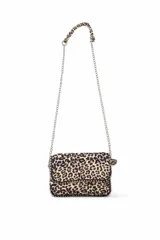 Cartera tipo bandolera con estampado animal print de leopardo, solapa frontal y correa larga de cadena metálica plateada. Presenta detalles de tachas pequeñas en los bordes.