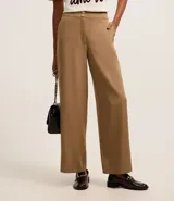 Pantalón wide leg color marrón claro, de tiro alto, con cierre tradicional y doble botón en la cintura.