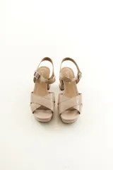 Sandalias de taco alto ancho con plataforma, color plateado metalizado, con tiras cruzadas en el empeine y tira al tobillo con hebilla ajustable.