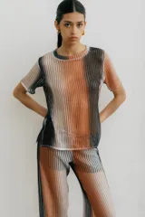 Remera de red con diseño de rayas verticales en tonos degradados de blanco, negro y naranja. Presenta cuello redondo y mangas cortas, con una textura calada y transparente.