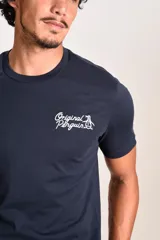 Remera de cuello redondo y manga corta, color azul marino, con logo de la marca estampado en el pecho.