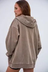 Cardigan con capucha color beige, con cierre frontal, efecto desgastado y puños acanalados.