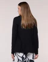 Blazer negro desestructurado de confección liviana y caída fluida, con cuello smoking, solapa corrida y mangas largas.