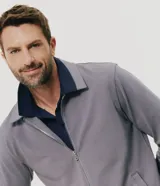 Campera Marfinno para hombre, de sarga texturizada color gris, corte regular, cuello camisero, cierre frontal con cremallera y bolsillos laterales embutidos.