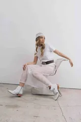 Botas cortas de cuero negro con tachas plateadas en la puntera y el talón, cierre lateral con cremallera y hebillas decorativas. Taco cuadrado bajo.