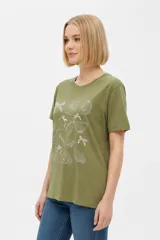Remera marrón de manga corta y cuello redondo, de corte holgado, con estampado frontal alusivo a frutos del mar y texto "fruits de mer".