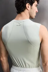 Musculosa deportiva de Zara Athleticz, confeccionada en tejido técnico elástico y transpirable. Presenta cuello redondo, diseño sin mangas y costuras planas termoselladas para mayor confort. Incluye detalle de logo en el dobladillo inferior.