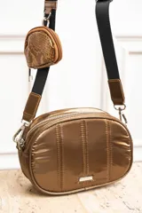 Bandolera color bronce con diseño acolchado, correa de tela regulable en color negro y monedero colgante con estampado de piel de serpiente.