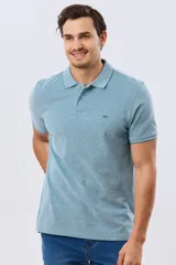 Remera polo piqué de algodón color amarillo, con cuello y puños acanalados, y cierre frontal de botones.